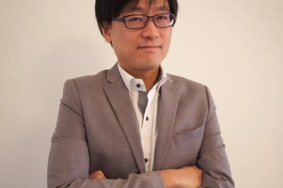 Alumni Ikuo Suzuki looking into the camera