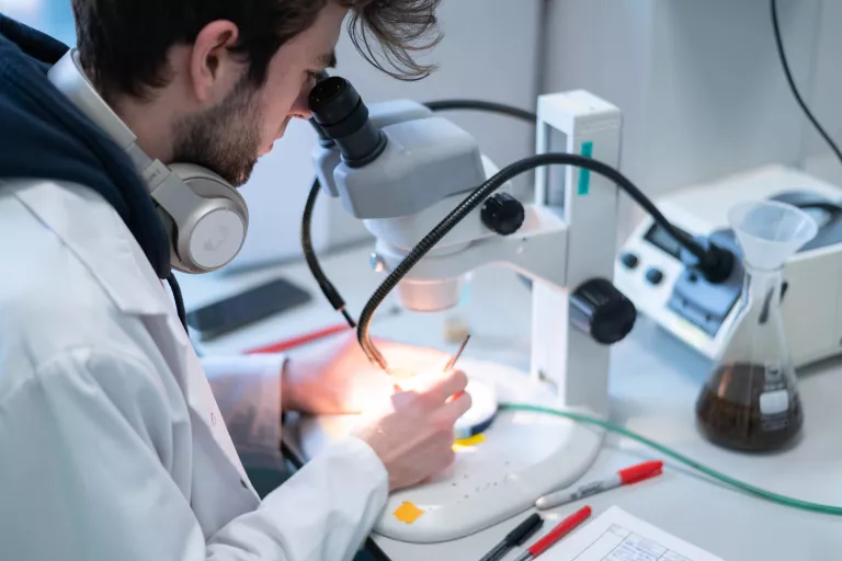 Research technician Dries working under the microscope at the VIB-KU Leuven Center for Brain &amp; Disease Research