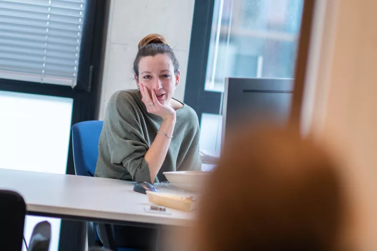 A researcher having lunch at the VIB-KU Leuven Center for Brain &amp; Disease Research