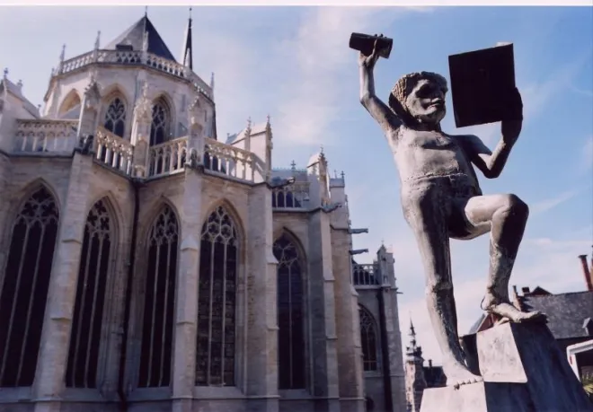 The Fonske statue of someone holding a book in front of the university of Leuven