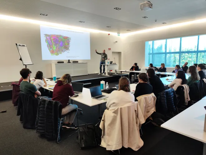 Joris De Wit explains the expertise of his lab to the PhD students